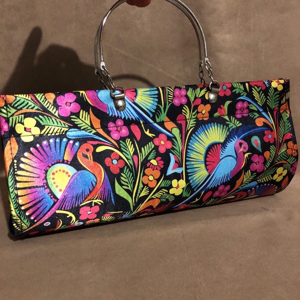 Holds Para Dama Tawi clutch